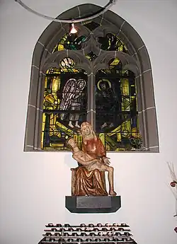 Pieta und Farbfenster
