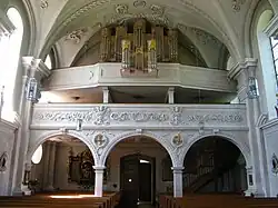 Empore mit Orgel in der Kirche