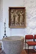 Seitenaltar und Taufstein