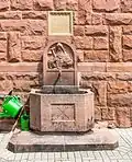 Antoniusbrunnen von 1937 links neben dem Südportal