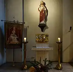 Linker Seitenaltar mit Tabernakel