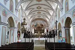 Blick zum Chor mit Altar