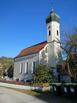 Eingang zum Friedhof und zur Kirche