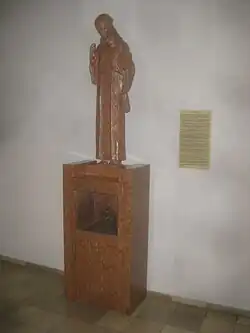 Fidelis von Sigmaringen (Attribut: Bibel), Veroneser Marmor?, Postament mit einer Reliquiendose des Goldschmieds Eugen Benk aus dem Jahr 2000,[18] Standort: rechtes Seitenschiff.