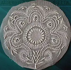 Mittelfeines rundes Sujet