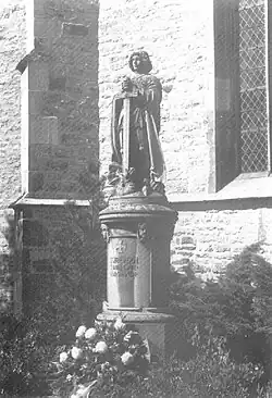 Die Georgsstatue am ursprünglichen Ort vor der Kirche (ca. 1971)