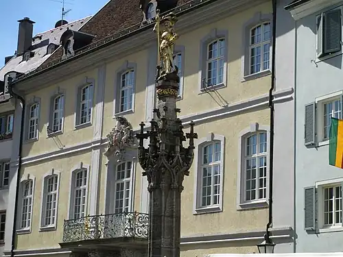 Georgsbrunnen auf der Südwestseite des Münsterplatzes, Kopie von 1935 des alten Georgsbrunnens von 1520