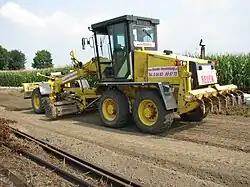 Grader ebnet den Unterbau