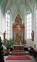 (6) Der Chorraum und der Altar