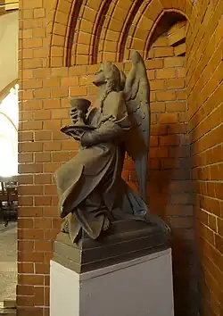 Der Engel für St. Johannis (Harvestehude) von Aloys Denoth (rechts)