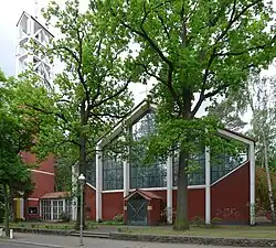 Campanile und Kirchenschiff