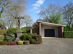 Friedhofskapelle mit Hochkreuz