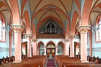 Mittelschiff mit Orgelempore