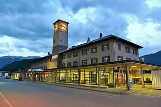 Bahnhofsgebäude, Strassenseite (2014)