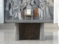 Volksaltar vor den Stufen, Hochaltar mit Tabernakel dahinter, beide ohne Kreuz