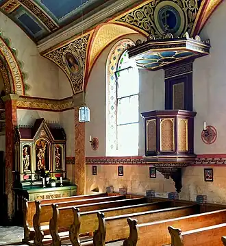 Rechter Seitenaltar mit Kanzel