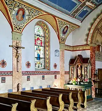 Linker Seitenaltar mit Kruzifix