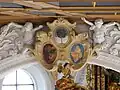 Wappen im Chorbogen