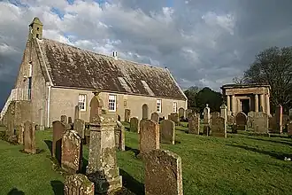 St Quivox Parish Church mit Campbell Mausoleum