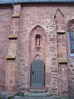 Südlicher Choreingang mit Figurennische