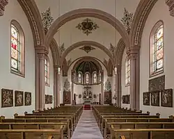 Kirchenschiff mit Altar