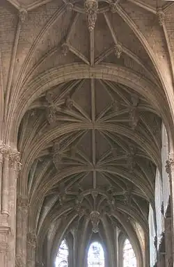 Chorgewölbe mit hängenden Schlusssteinen