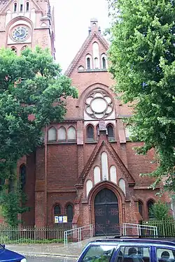 Haupteingang der Kirche