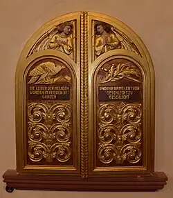 Ausstellungsnische der Mettlacher Staurothek (geschlossener Zustand)