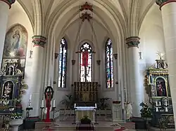 Blick zur Apsis mit Seitenaltären