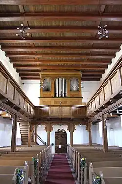 Gemeindeemporen und Orgel