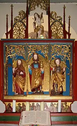 Der Altar 2008; die Skulpturen sind Kopien nach Fotos