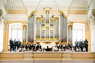 Der Chor bei einem Konzert in Vilnius unter der Leitung von Kai-Uwe Jirka, 2024