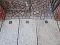 Drei Stolpersteine vor dem Eingang