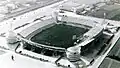 Die Anlage Ende der 1980er Jahre mit dem Ausbau und der Überdachung der Haupttribüne sowie den Ecktürmen