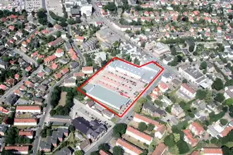Gelände des ehemaligen Stadions (rot umrandet) mit der heutigen Nutzung als Nahversorgungszentrum