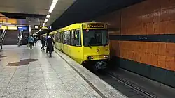 Stadtbahnzug am oberen (Hochflur-)Bahnsteig (2019)