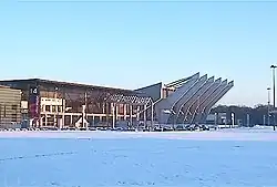 Der Ursprungsbau der Stadthalle Bremen von 1964, links das 1993 eingeweihte Congress Centrum Bremen (2001)