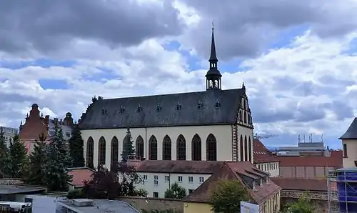 Klosterkirche St. Maria und Kloster vom Heertorplatz/Schloßstraße mit Klostermauer. Links davon der Giebel der ehem. Landeszentralbank Fulda, ein dreigeschossiger Bau im Neorenaissancestil von 1901/1902.