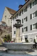 Brunnen am Hauptplatz, im Hintergrund der Glockenturm der Stadtpfarrkirche