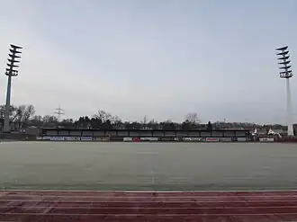 Die Gegentribüne mit dem damals noch vorhandenen Flutlicht (Dezember 2014)