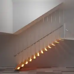 Unter den einzelnen Stufen installierte lineare Lichtquellen