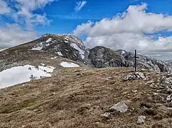 Gipfelkreuz der Stangenwand, links der Zagelkogel