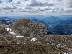 Blick vom höchsten Punkt der Stangenwand auf den südlichen Felsturm mit Gipfelkreuz