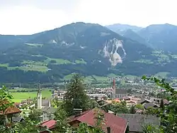 Laurentiuskirche (links) und Herz-Jesu-Kirche (rechts); Eiblschrofen