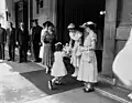 Mädchen knickst vor Elisabeth II. in Brisbane (1954)