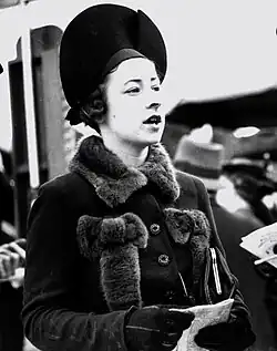 Pelzapplikationen auf einer Kostümjacke, Großbritannien (1940)