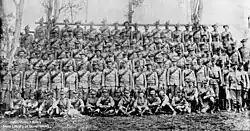 Gruppenfoto einer Kompanie der Queensland Mounted Infantry, Zeit des Zweiten Burenkriegs