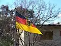 Bundesdienstflagge vor der Deutschen Botschaft in Canberra