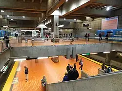 Lionel-Groulx, Montreal: Viergleisiger Bahnhof der Ligne verte und Ligne orange mit Halt der Züge derselben Linie übereinander