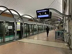 Fahrgastinformation (Station Châtelet): Zeigt die Wartezeiten bis zur Einfahrt der nächsten beiden Züge in Richtung Mairie de Saint-Ouen